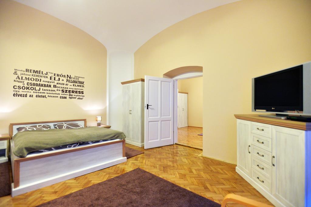 Foter Apartman Eger Bagian luar foto